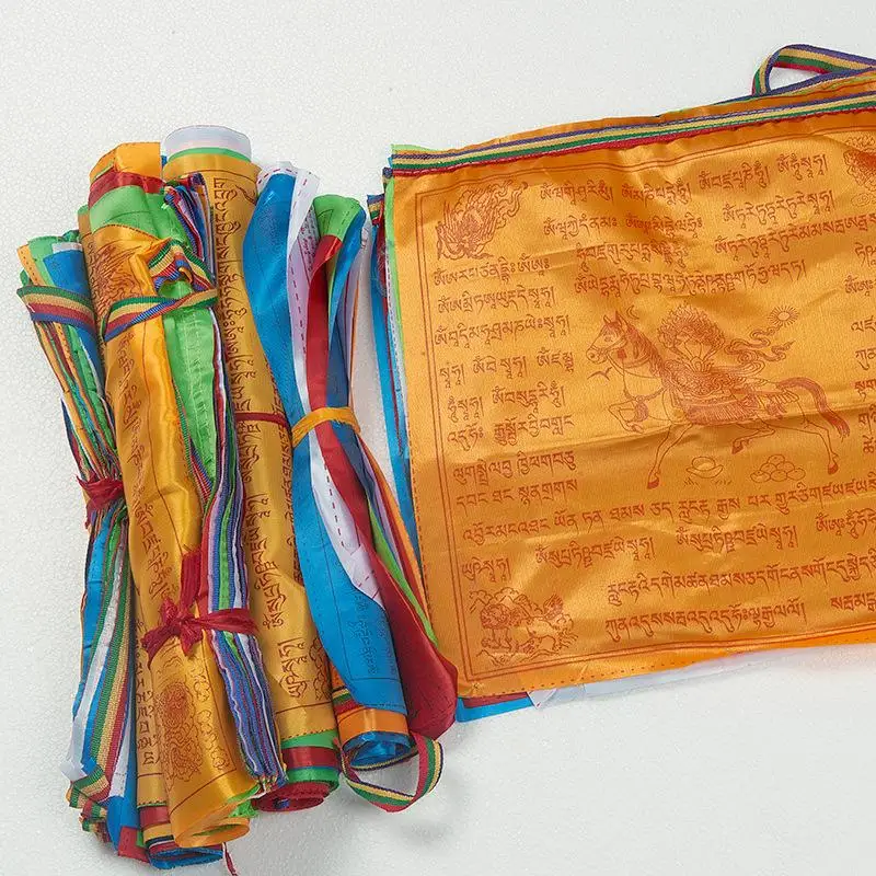 Banderas de oración tibetanas coloridas colgadas al aire libre