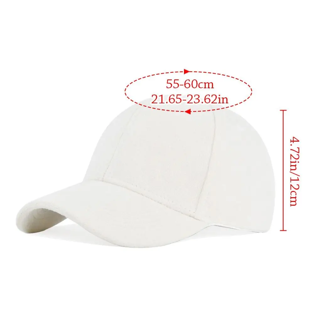 Detalle de la gorra de ante cálida