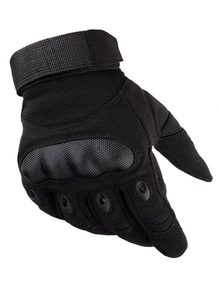 Guantes en uso para ciclismo de montaña