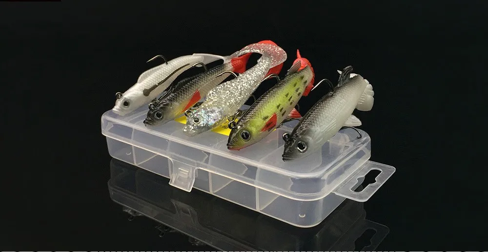 Juego de cinco señuelos de pesca con cabeza metálica y colas diferentes