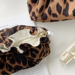 Bolsa de maquillaje con cremallera de perlas y estampado de leopardo