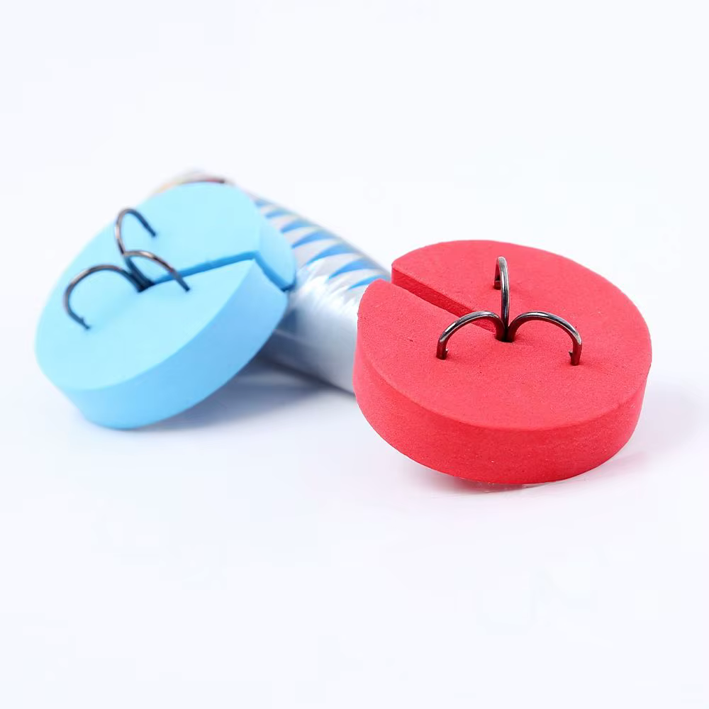 Fundas para anzuelos de pesca colocadas y listas para transporte