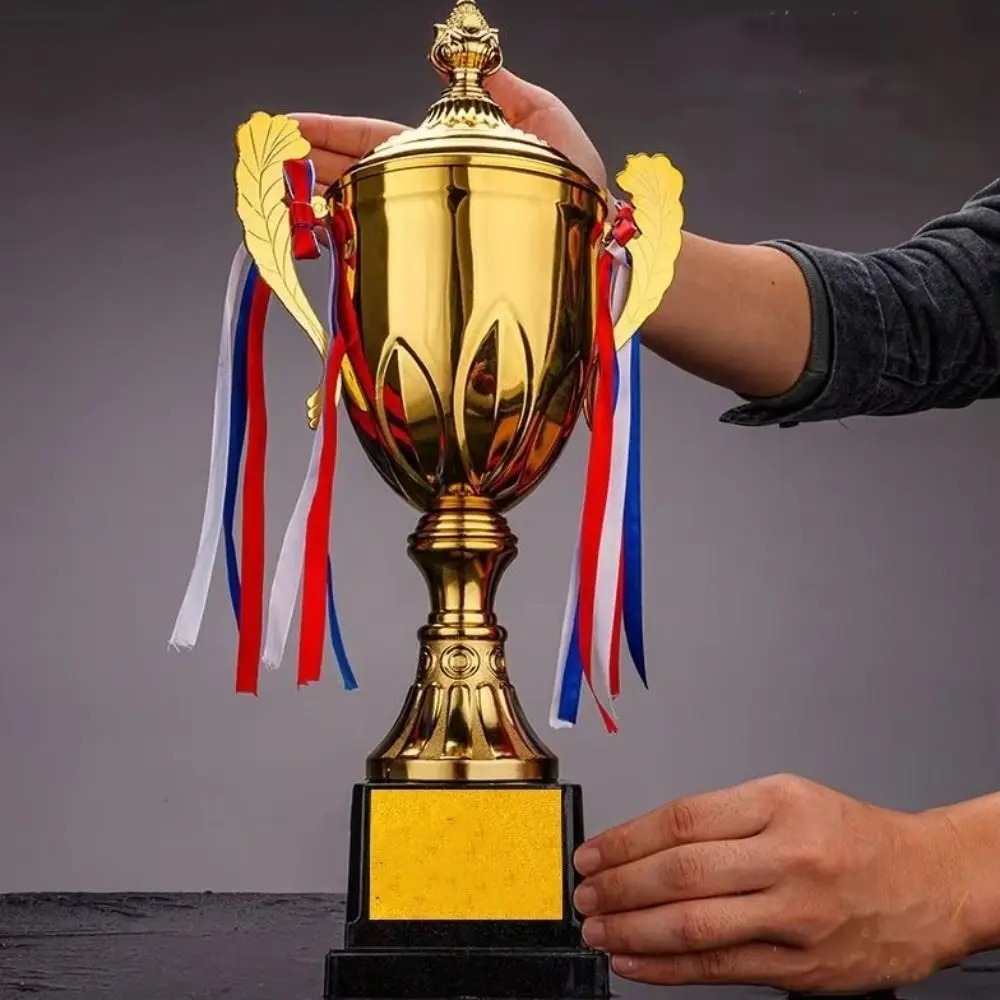 Trofeo pequeño ideal para entrega en torneos de fútbol