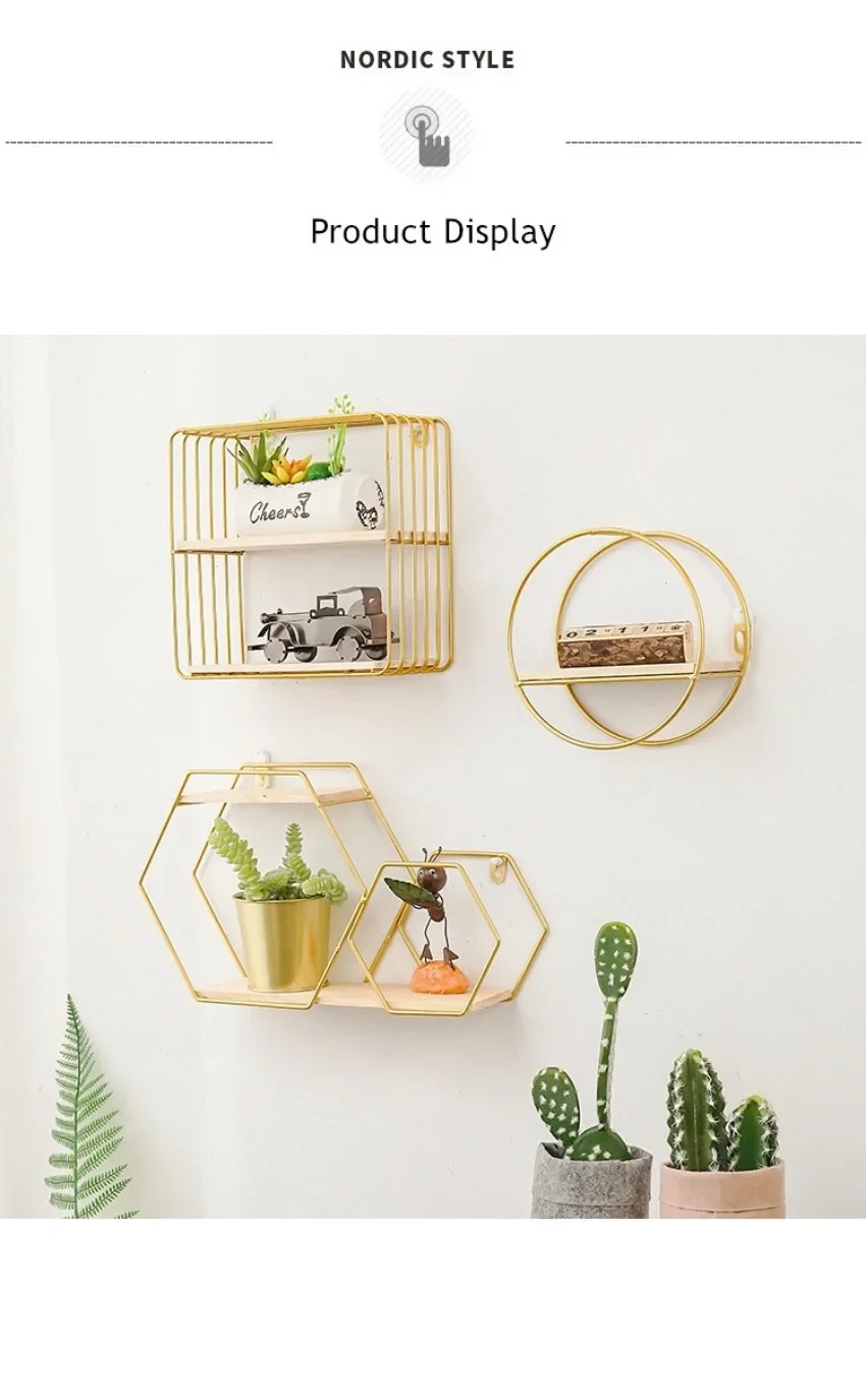 Composición decorativa en pared con estante de hierro