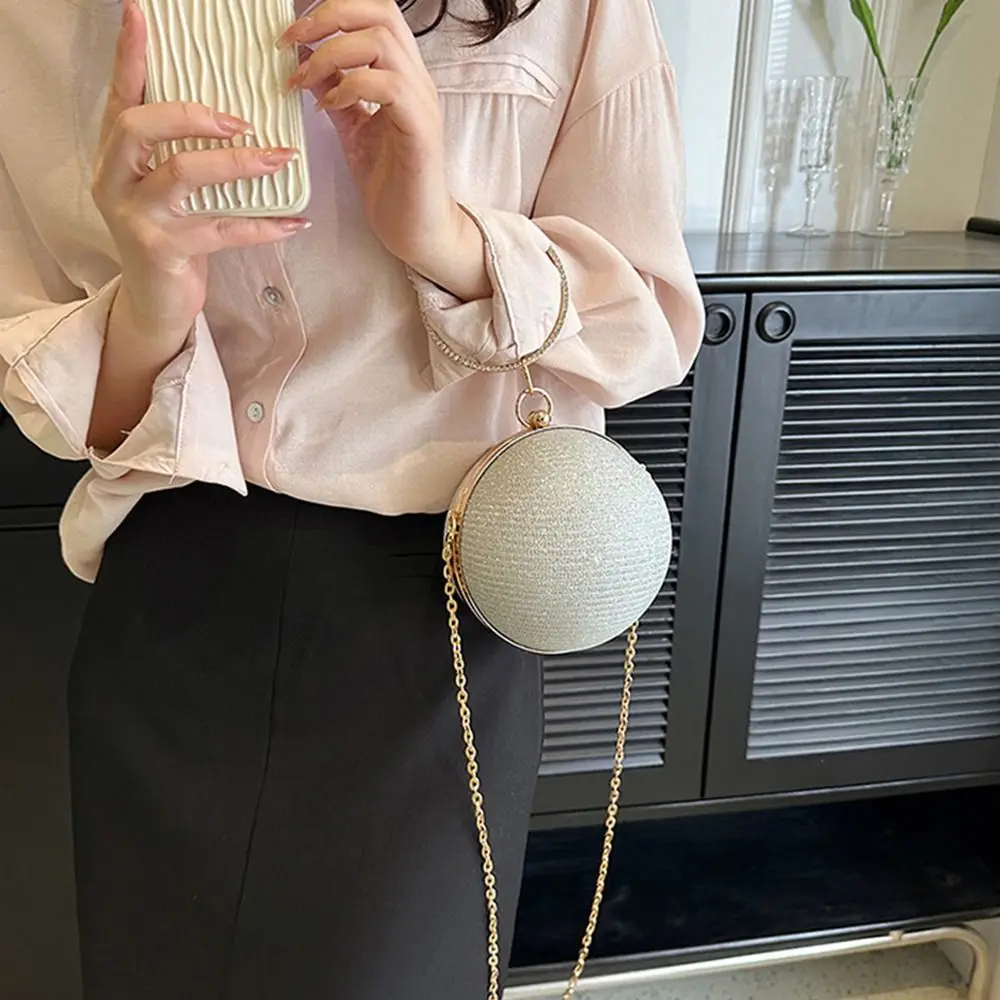 Bolso noche circular dorado brillante con cadena y pedrería de seda