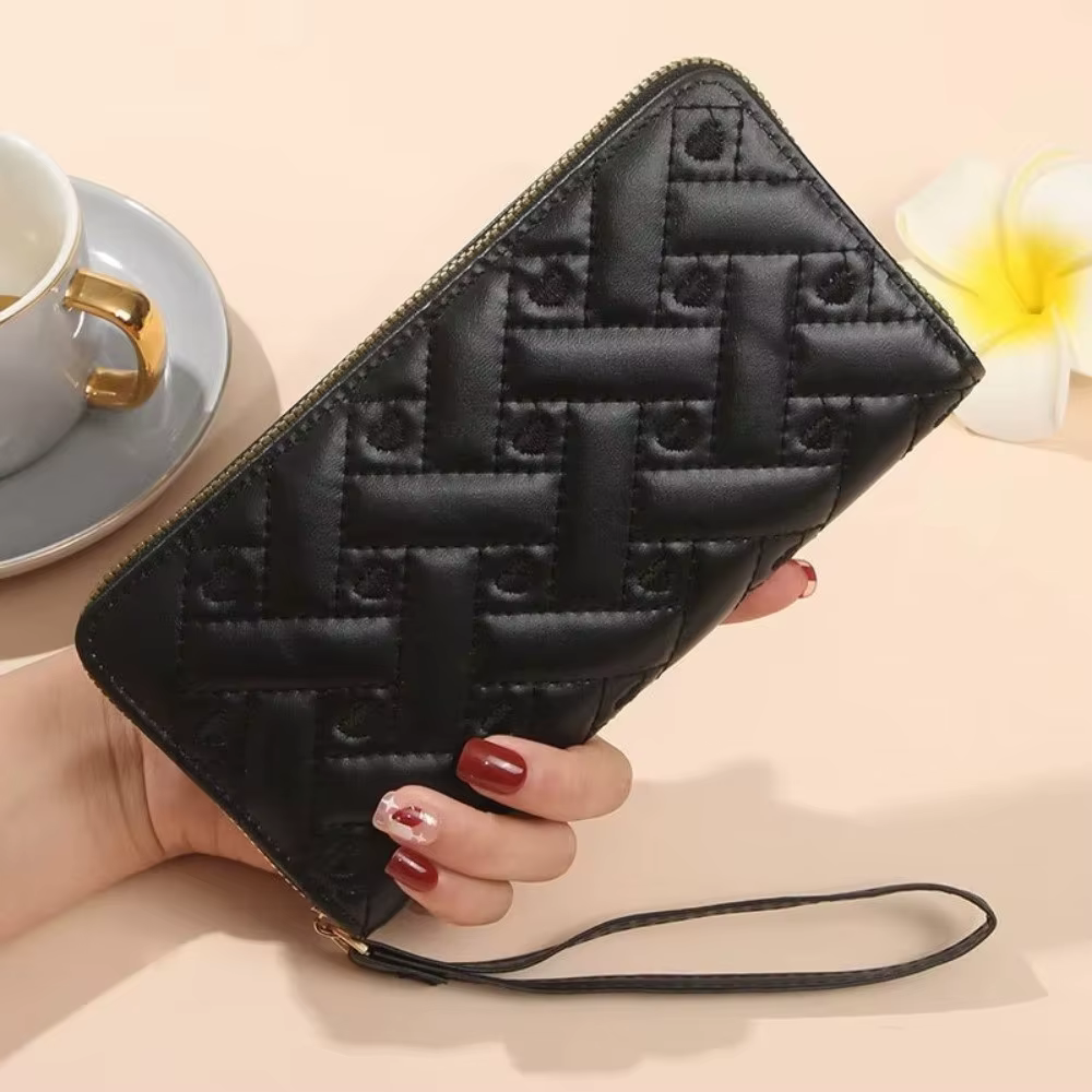 Detalle del bordado de corazón y cremallera de la cartera