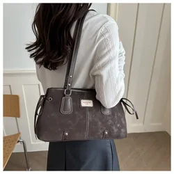 Bolso tote de viaje versátil con cierre y patas metálicas