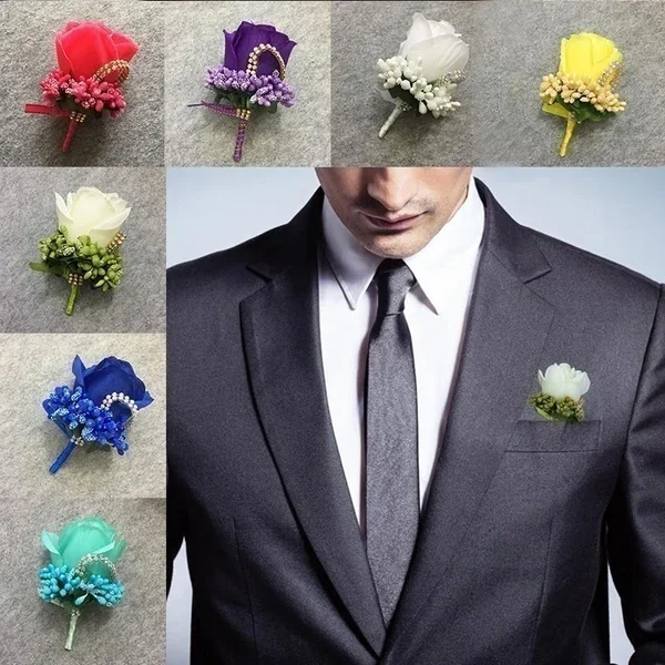 Broche de rosa en detalle sobre traje
