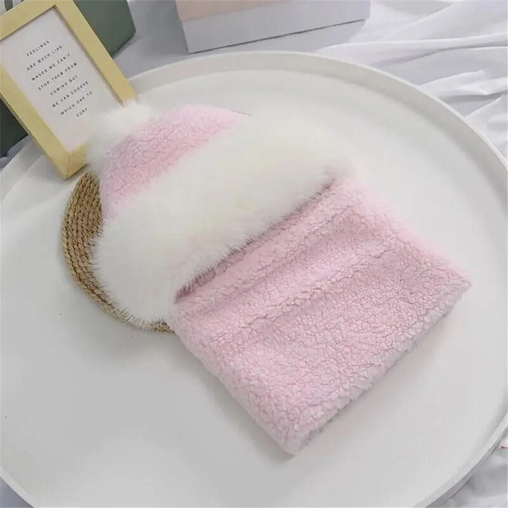 Gorro plegado mostrando su compactabilidad