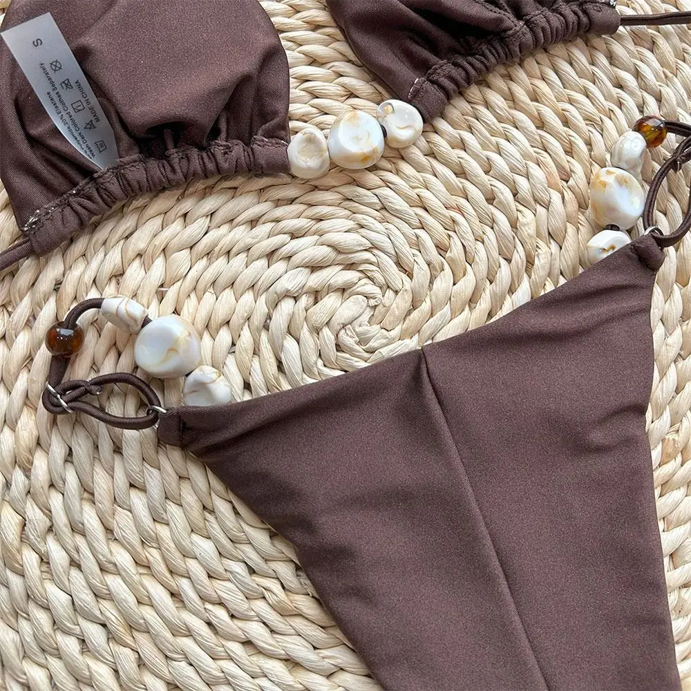 Bikini halter puesto, vista frontal
