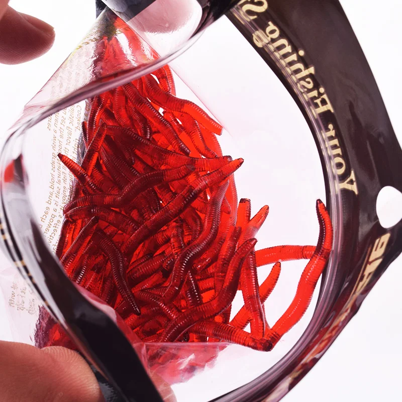 Detalle del señuelo de gusano rojo de 3,5 cm