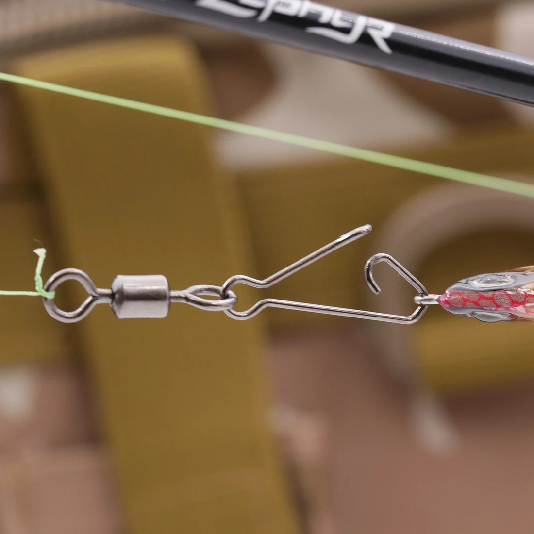 Conector instalado en línea de pesca