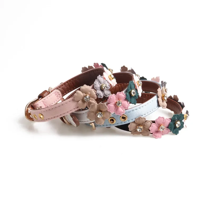 Collar ajustable de piel sintética con cadena y flores de pedrería