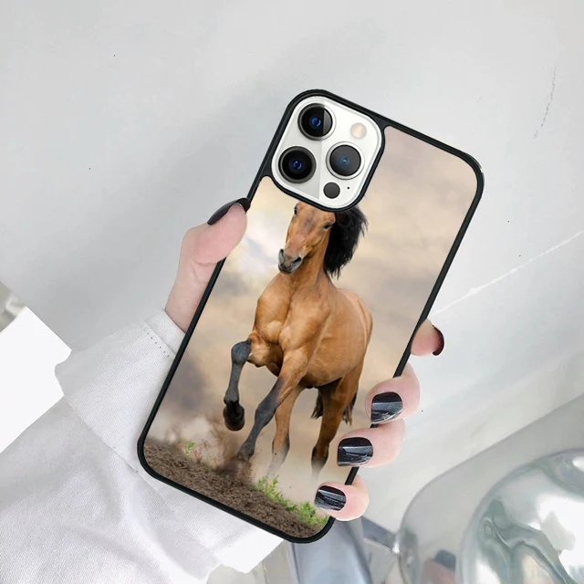 Detalle del diseño de caballo galopante en la funda