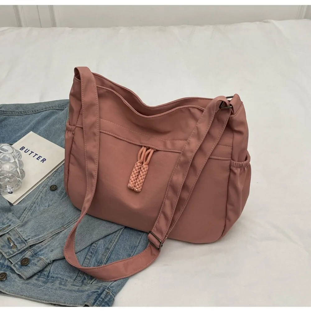 Bolso cruzado en uso, estilo moderno