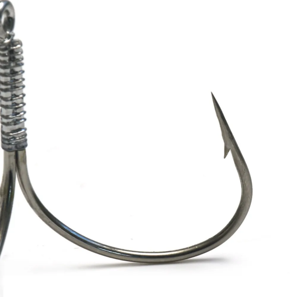 Detalle de anzuelo triple afilado para pesca