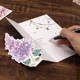 Tarjeta de felicitación navideña creativa con ramo de flores
