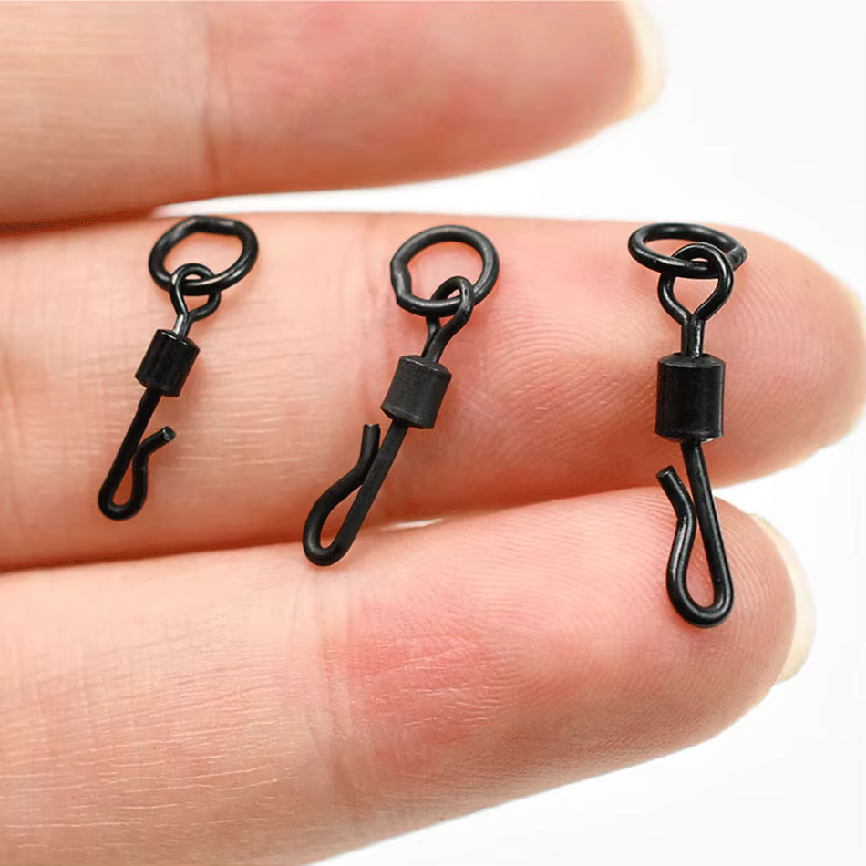 Detalle de conectores giratorios para aparejos de pesca