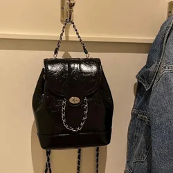 Mochila de cuero con cadena para mujer: ideal en viaje