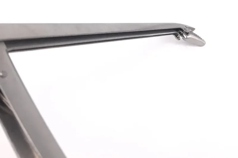 Detalle del clip dentado engrosado del controlador