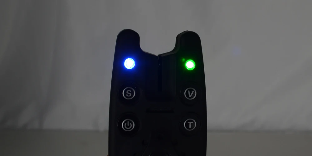 Controles de volumen, tono y sensibilidad de la alarma Hirisi