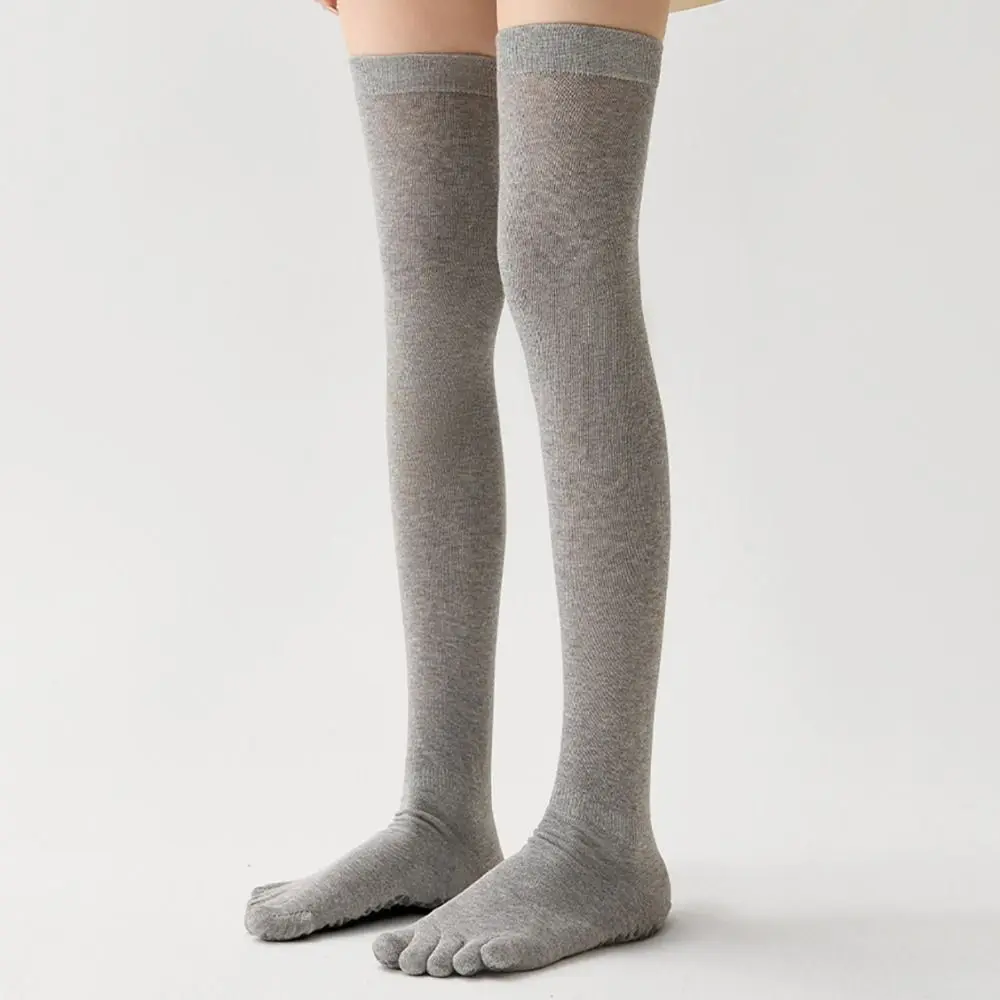 Calcetines en uso sobre esterilla de yoga