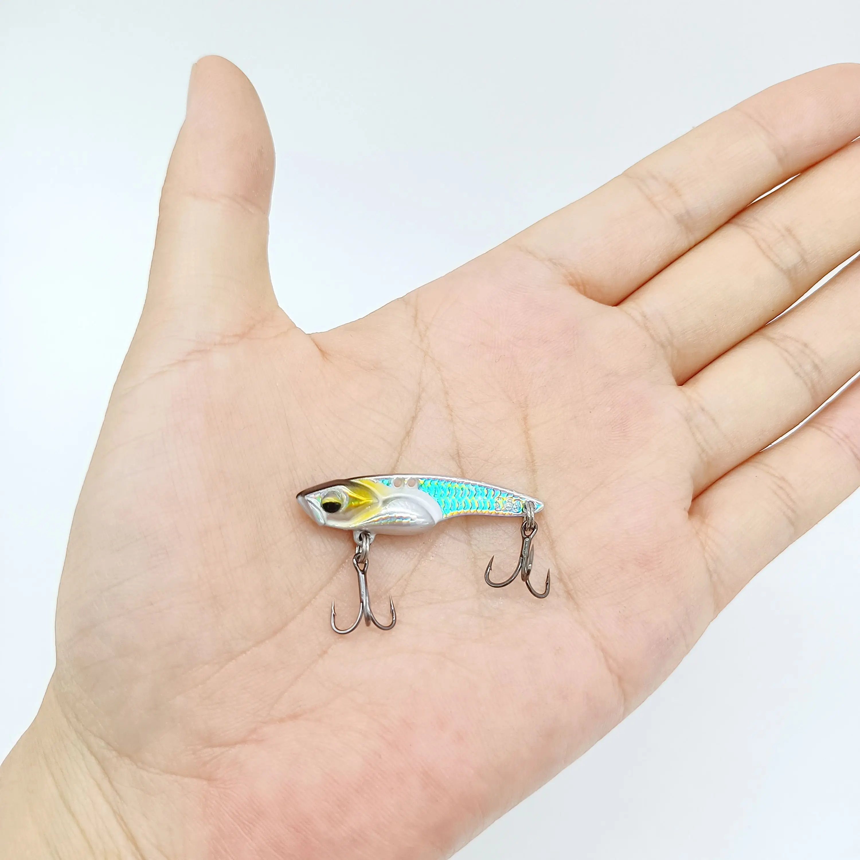 Señuelo en mano para apreciar dimensiones