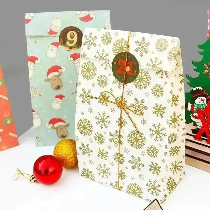 Bolsas kraft con pegatinas de Navidad para regalos y fiestas