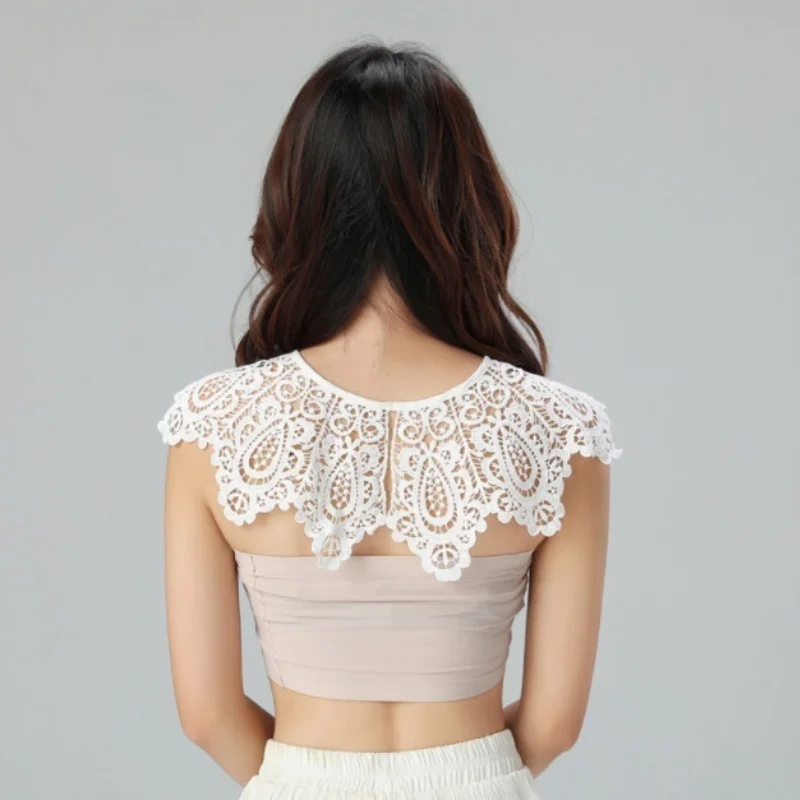 Cuello falso de encaje calado con perlas y hombros descubiertos - imagen 4