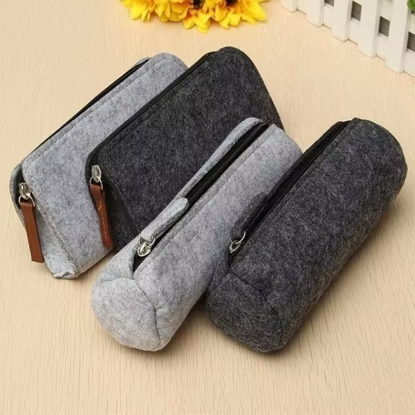 Estuche de fieltro en colores gris