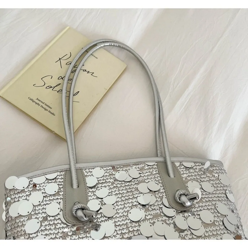 Interior y forma del bolso con lentejuelas