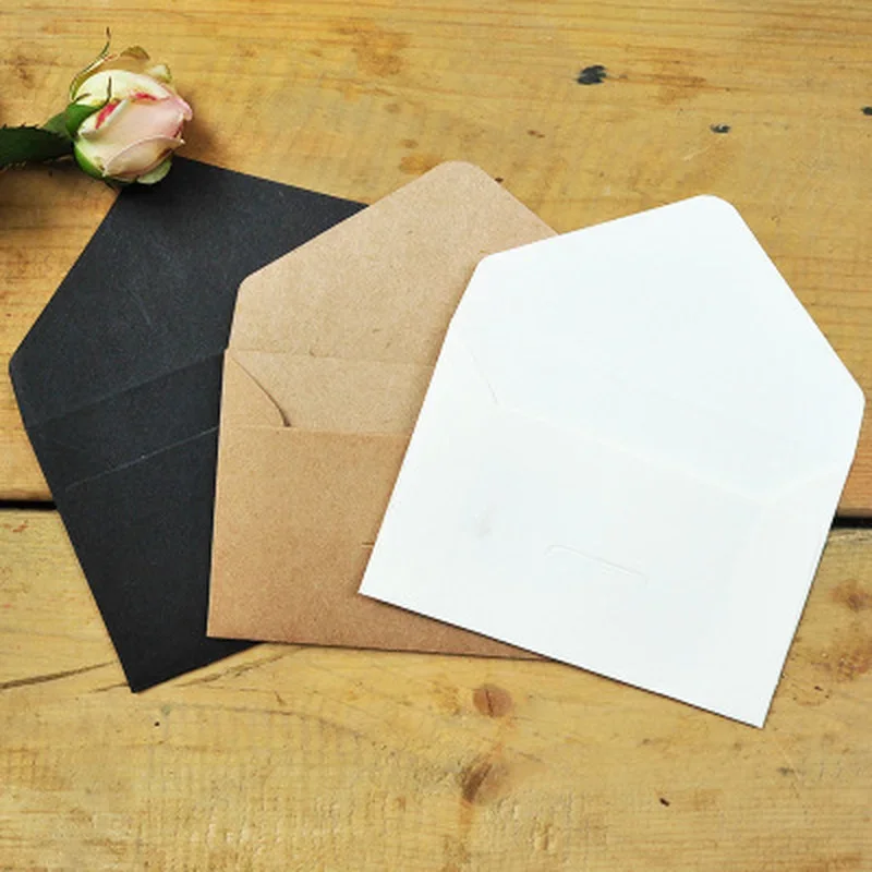 Ejemplo de invitación dentro de un sobre kraft