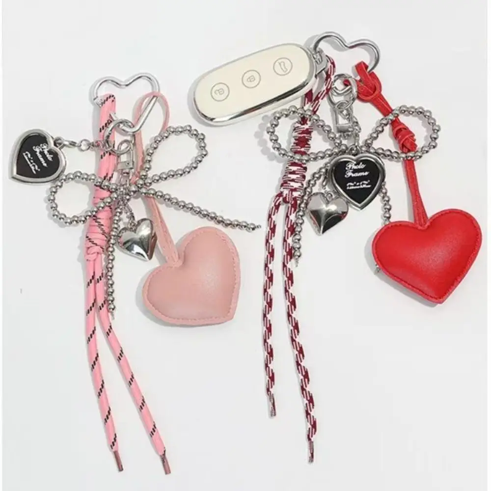 Llavero artesanal con colgante corazón y borla para bolso - imagen 4