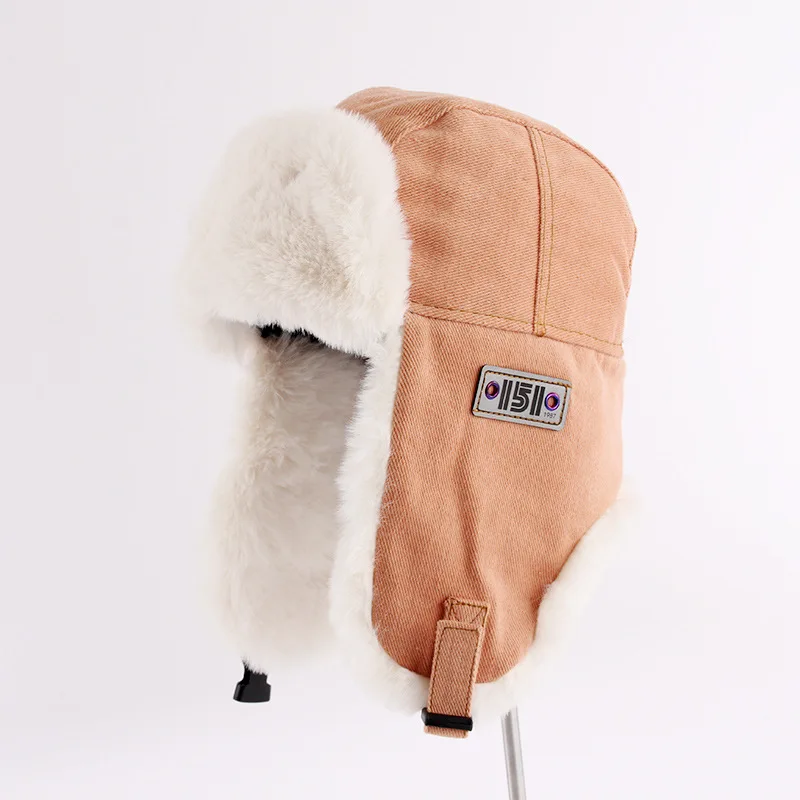 Gorro colgado en perchero mostrando su volumen y estilo