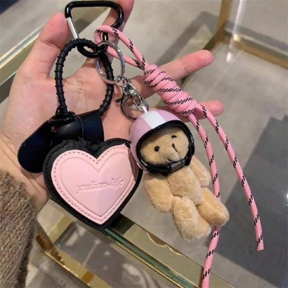Llavero de cuero rosa corazón hecho a mano con mini oso colgante - imagen 2