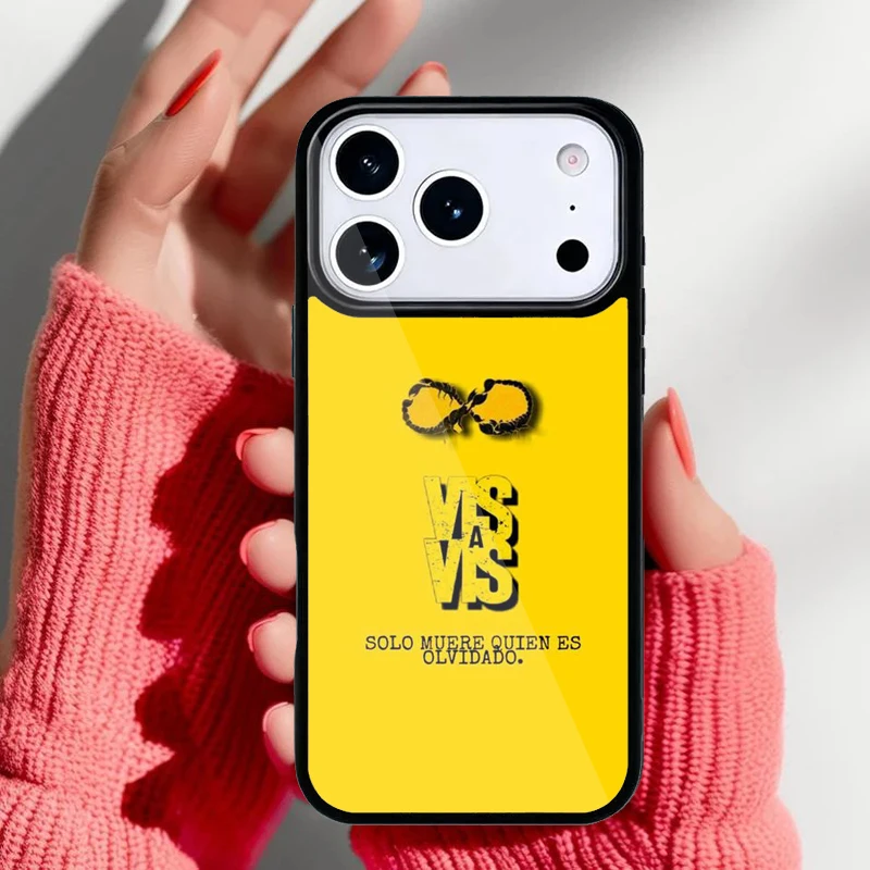 Detalle del diseño retro de televisión en funda para iPhone