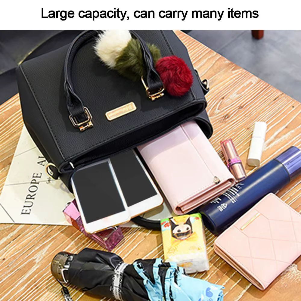 Bolso bandolera combinado con accesorios cotidianos para mostrar su capacidad
