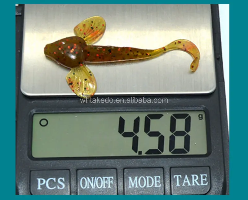 Señuelo TAKEDO en acción bajo el agua simulando movimiento de salamandra