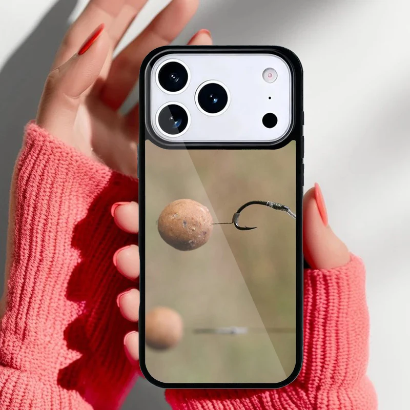 Detalle del diseño de anzuelo en la funda Krajews
