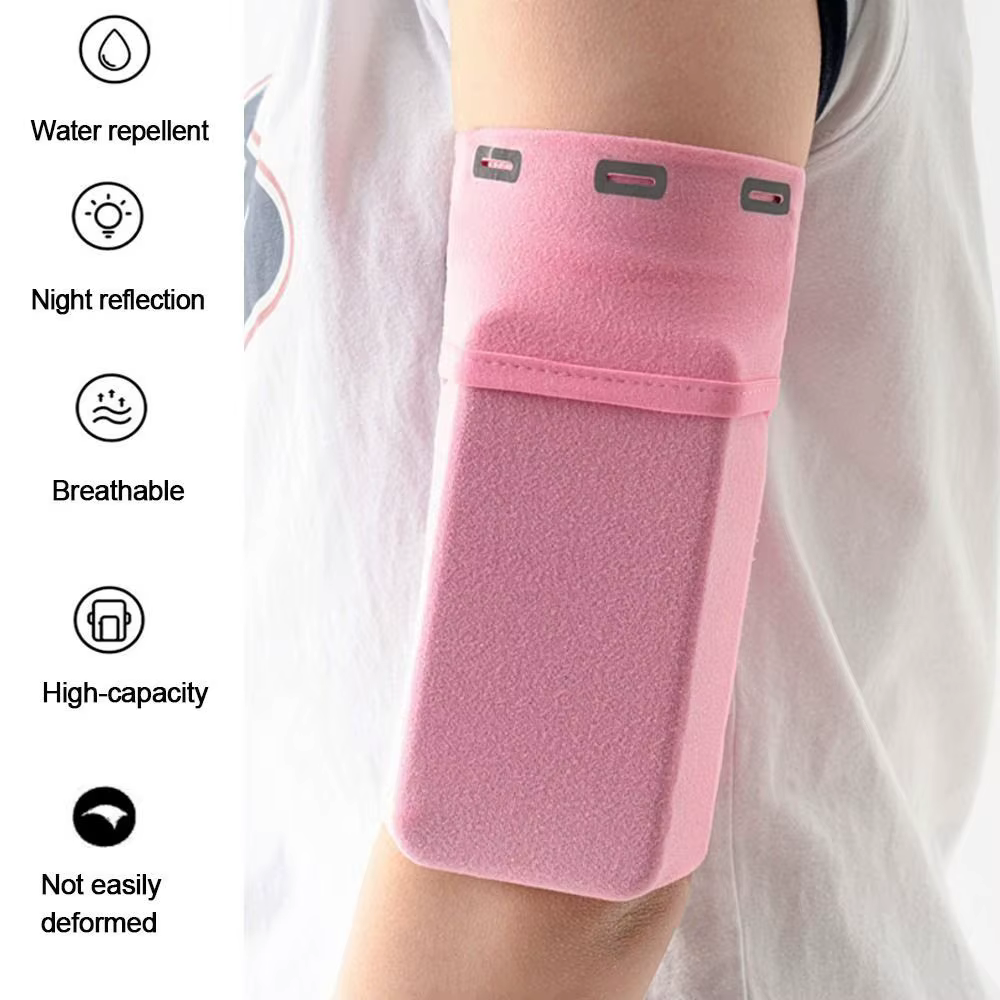 Teléfono con funda en el brazalete