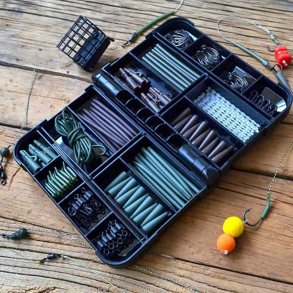 Detalle de anzuelos y accesorios del kit de pesca
