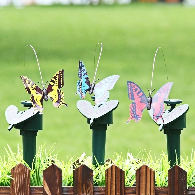 Mariposas solares en jardín