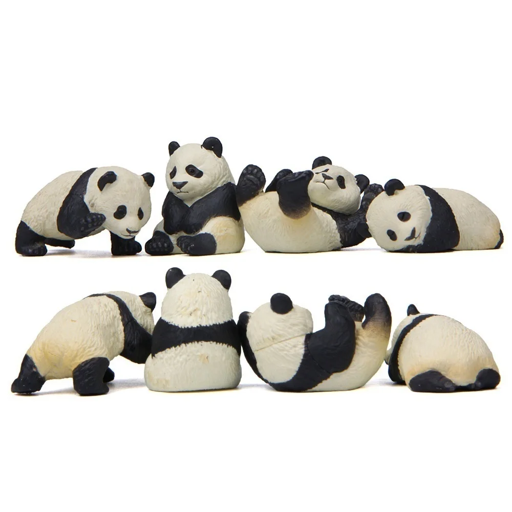 Figuras de panda colocadas en un micro paisaje con suculentas
