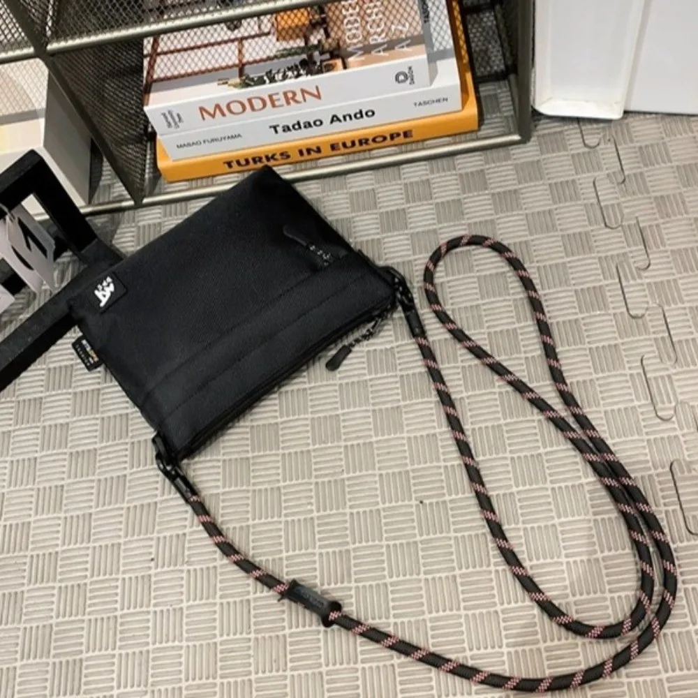 Bolso bandolera negro moderno con cremallera y correa ajustable - imagen 3