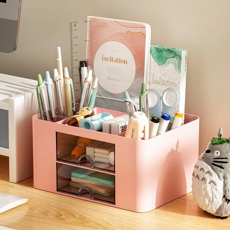 Organizador en escritorio con material de oficina