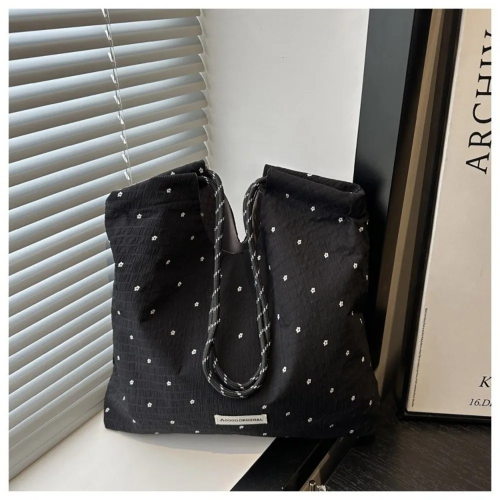Bolso tote negro/blanco con toque rojo