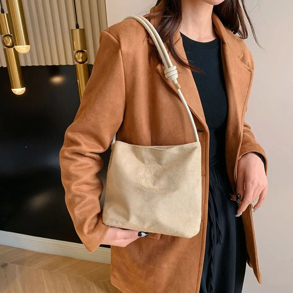 Bolso bandolera de gamuza con hebilla de cuerda y correas ajustables - imagen 5