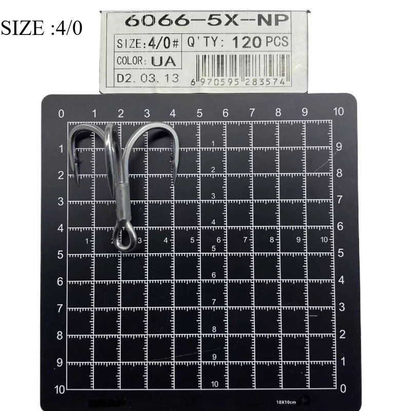 Anzuelo triple BKK 6066-5X-NP montado en señuelo