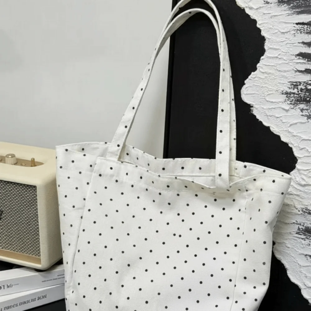Detalle del estampado y la forma del bolso
