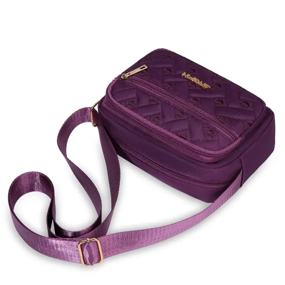 Bolso cruzado portátil en uso